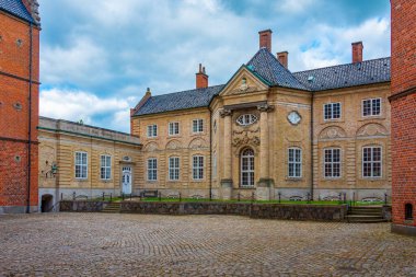 Danimarka 'da Vallo Yuvası bulutlu bir günde izlendi.