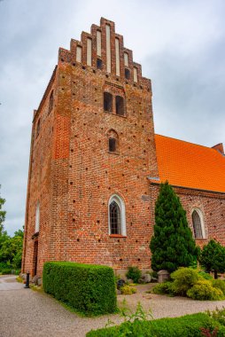 Bulutlu bir günde Danimarka 'daki Keldby Kilisesi.