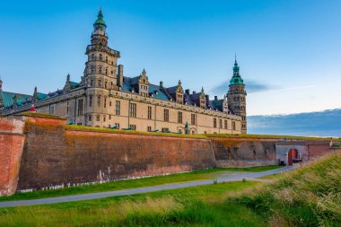 Danimarka, Helsingor 'daki Kronborg şatosunun günbatımı manzarası.