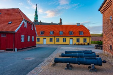 Danimarka 'daki Krongborg şatosunda renkli evler.