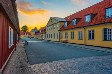 Danimarka 'daki Krongborg şatosunda renkli evler.