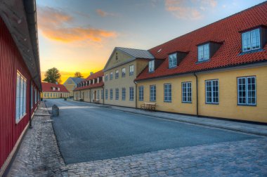 Danimarka 'daki Krongborg şatosunda renkli evler.