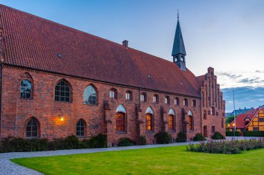 Danimarka, Helsingor 'daki Aziz Olaf Kilisesi' nin gün batımı manzarası.