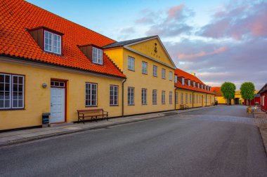 Danimarka 'daki Krongborg şatosunda renkli evler.