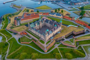 Danimarka Helsingor 'daki Kronborg şatosunun Panorama günbatımı manzarası.