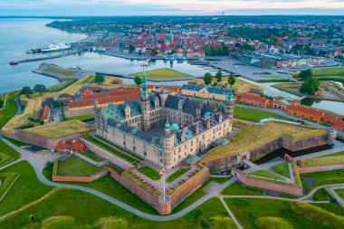 Danimarka Helsingor 'daki Kronborg şatosunun Panorama günbatımı manzarası.