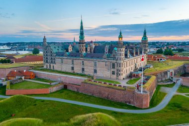 Danimarka Helsingor 'daki Kronborg şatosunun Panorama günbatımı manzarası.