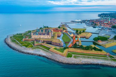 Danimarka Helsingor 'daki Kronborg şatosunun Panorama günbatımı manzarası.