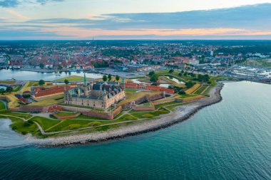 Danimarka Helsingor 'daki Kronborg şatosunun Panorama günbatımı manzarası.