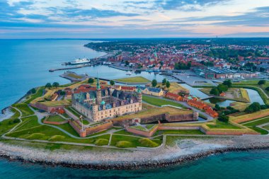 Danimarka Helsingor 'daki Kronborg şatosunun Panorama günbatımı manzarası.