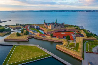 Danimarka Helsingor 'daki Kronborg şatosunun Panorama günbatımı manzarası.