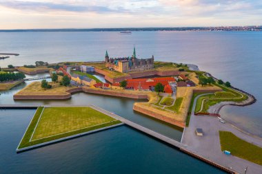 Danimarka Helsingor 'daki Kronborg şatosunun Panorama günbatımı manzarası.