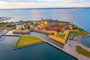 Danimarka Helsingor 'daki Kronborg şatosunun Panorama günbatımı manzarası.