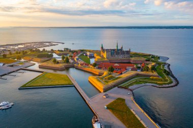 Danimarka Helsingor 'daki Kronborg şatosunun Panorama günbatımı manzarası.