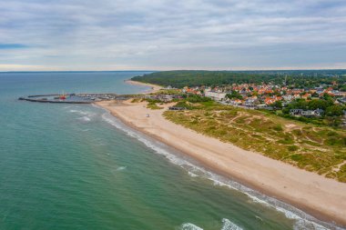 Danimarka 'daki Hornbaek plajının havadan görünüşü.