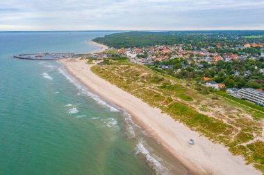 Danimarka 'daki Hornbaek plajının havadan görünüşü.