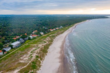 Danimarka 'daki Hornbaek plajının havadan görünüşü.