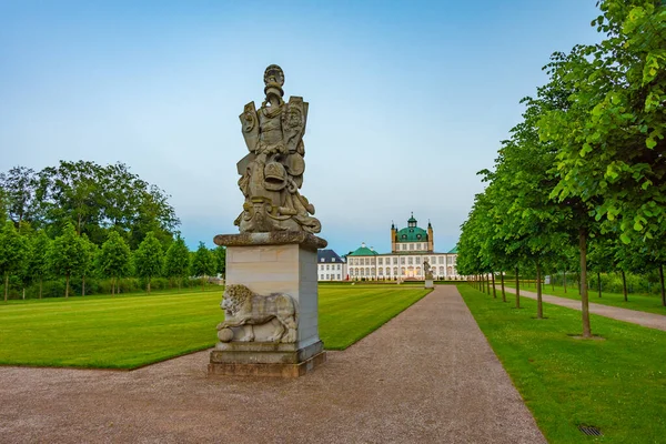 Danimarka 'daki Fredensborg Slot Sarayı' nın gün batımı manzarası.