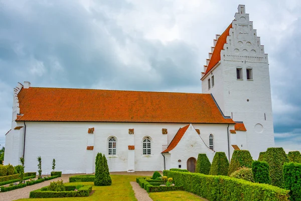 多云的丹麦Fanefjord教堂 — 图库照片