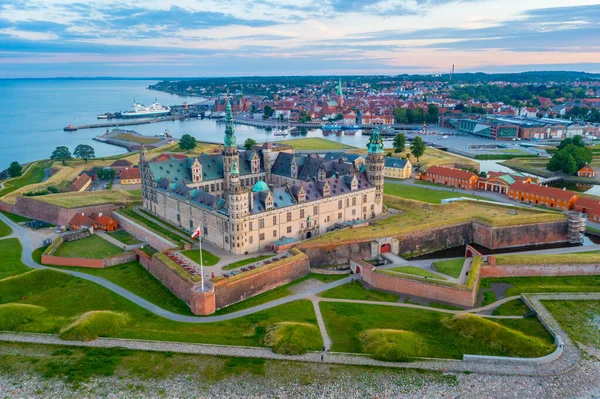 Danimarka Helsingor 'daki Kronborg şatosunun Panorama günbatımı manzarası.