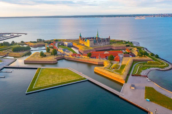 Danimarka Helsingor 'daki Kronborg şatosunun Panorama günbatımı manzarası.