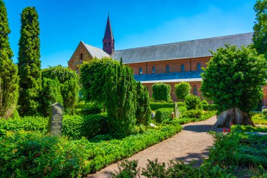 Soro Klosterkirke, Danimarka 'da güneşli bir günde izlendi