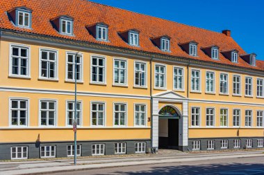 Danimarka, Soro 'daki kilise kompleksinde sarı evler..