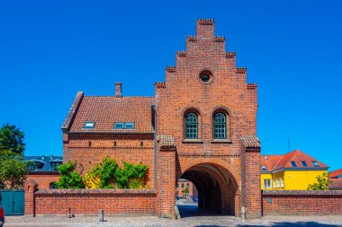 Danimarka 'da güneşli bir günde Soro Klosterkirke' ye açılan kapı görülüyor