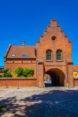 Danimarka 'da güneşli bir günde Soro Klosterkirke' ye açılan kapı görülüyor