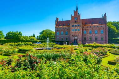 Danimarka 'da güneşli bir günde izlenen Egeskov yuvası.