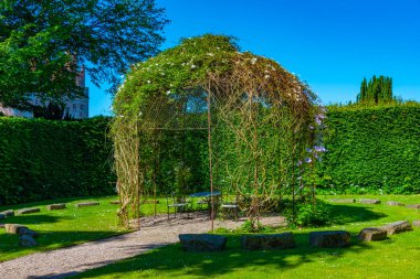 Danimarka 'da güneşli bir günde Egeskov' daki bahçeler izlendi.