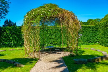 Danimarka 'da güneşli bir günde Egeskov' daki bahçeler izlendi.