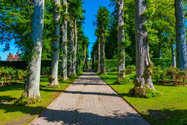 Danimarka 'da güneşli bir günde Egeskov' daki bahçeler izlendi.