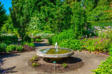 Danimarka 'da güneşli bir günde Egeskov' daki bahçeler izlendi.