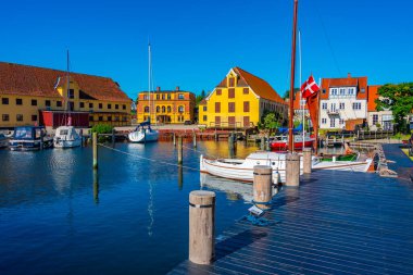 Danimarka 'nın Svendborg kentindeki yat limanındaki eski teknelerin görüntüsü.