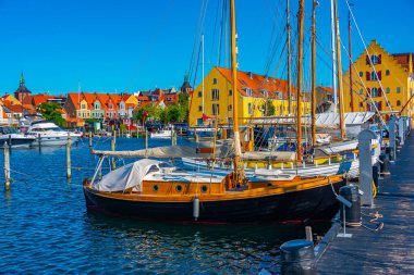 Danimarka 'nın Svendborg kentindeki yat limanındaki eski teknelerin görüntüsü.