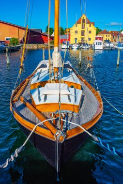 Danimarka 'nın Svendborg kentindeki yat limanındaki eski teknelerin görüntüsü.