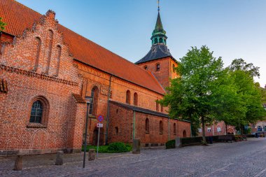 Danimarka 'nın Svendborg şehrinde Meryem Ana Kilisesi' nin gün batımı manzarası.