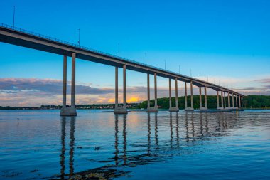 Danimarka 'daki Svendborgsundbroen köprüsünün günbatımı görünümü.