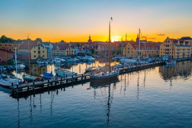 Danimarka 'nın Svendborg kentindeki yat limanında gün batımı manzarası.