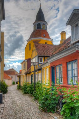 Faaborg, Danimarka 'daki sarı saat kulesi..