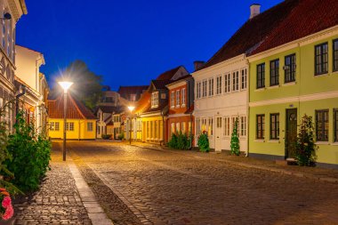 Danimarka 'nın Odense kentindeki renkli bir caddenin gece görüşü.
