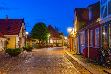 Danimarka 'nın Odense kentindeki renkli bir caddenin gece görüşü.