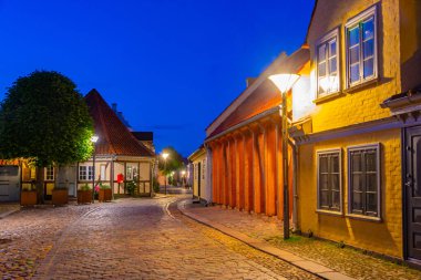 Danimarka 'nın Odense kentindeki renkli bir caddenin gece görüşü.