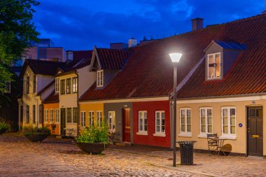 Danimarka 'nın Odense kentindeki renkli bir caddenin gece görüşü.