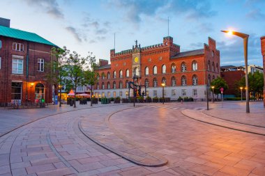 Danimarka 'nın Odense kentindeki belediye binasının gün batımı manzarası.