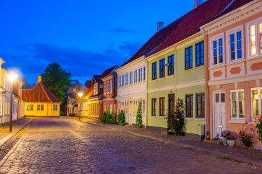 Danimarka 'nın Odense kentindeki renkli bir caddenin gece görüşü.