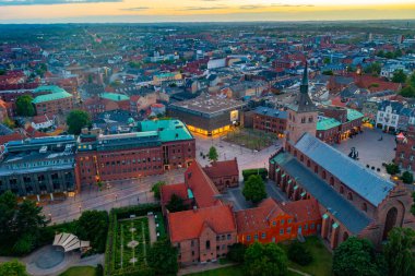 Danimarka 'nın Odense kentindeki St. Canute Katedrali' nin günbatımı manzarası.