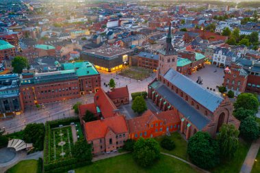 Danimarka 'nın Odense kentindeki St. Canute Katedrali' nin günbatımı manzarası.