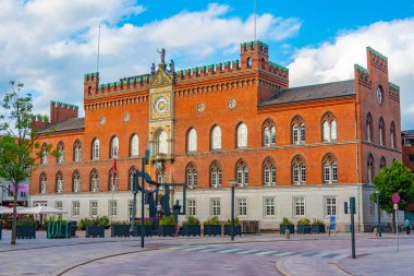 Danimarka 'nın Odense kentindeki belediye binasının gün batımı manzarası.